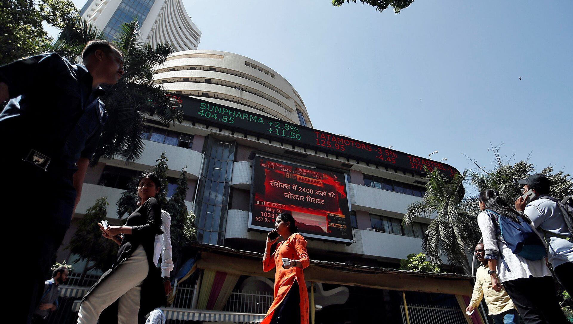 Indian stocks fluctuate as Adani shares fall