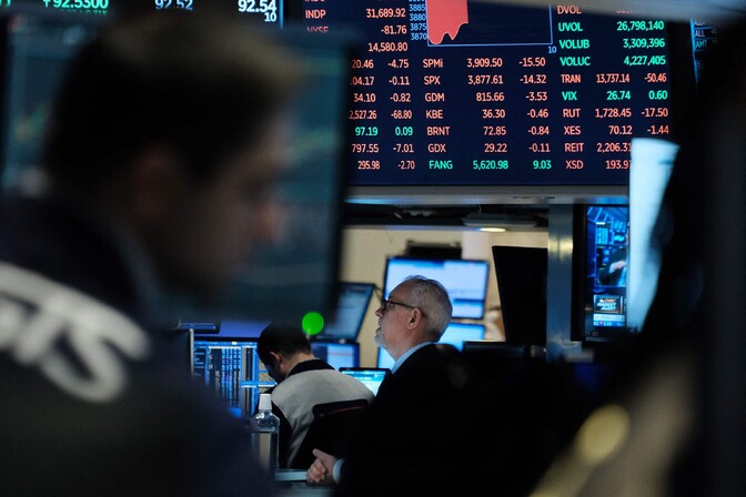 Asian stocks rise, dollar falls after Fed hints at rate pause