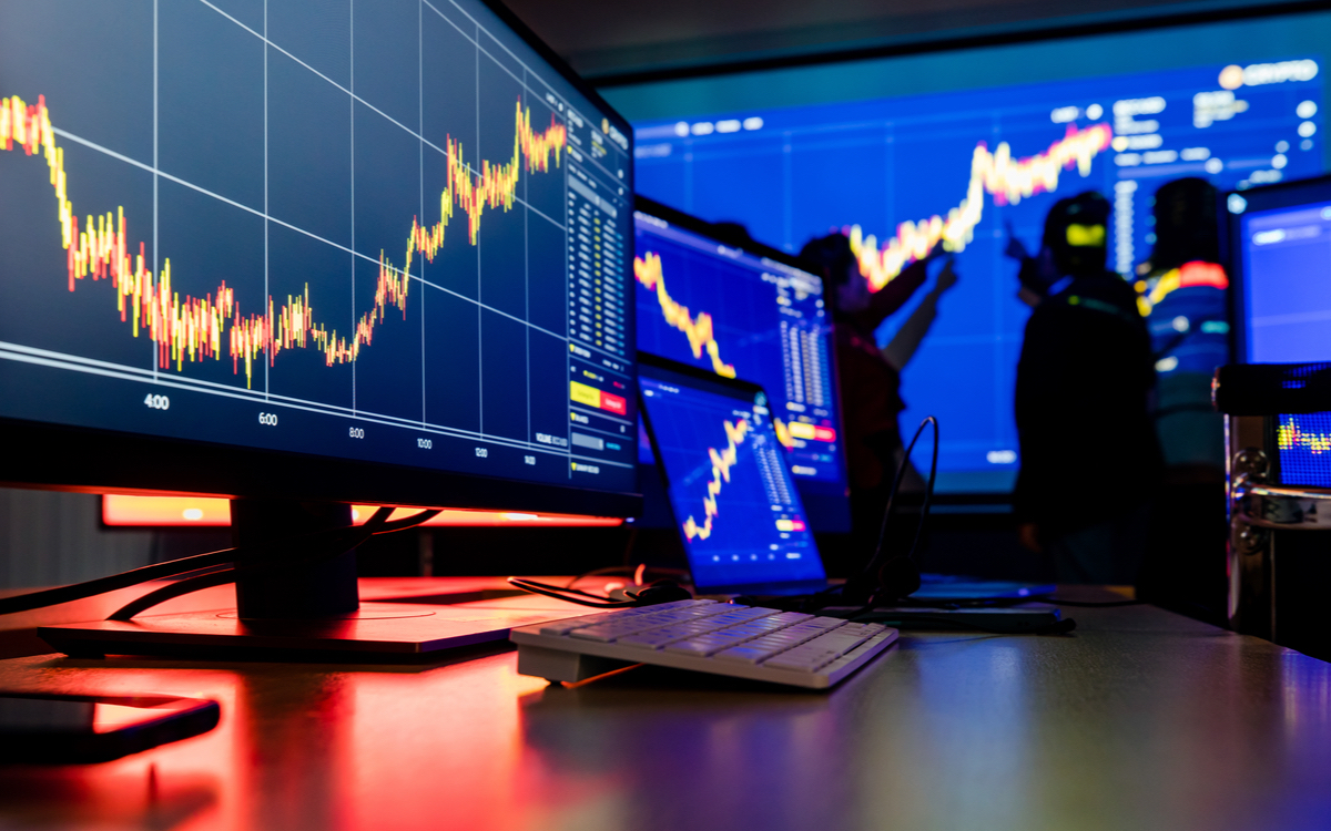 Dollar remains strong in anticipation of price data; euro declines amid ECB rate cut speculations