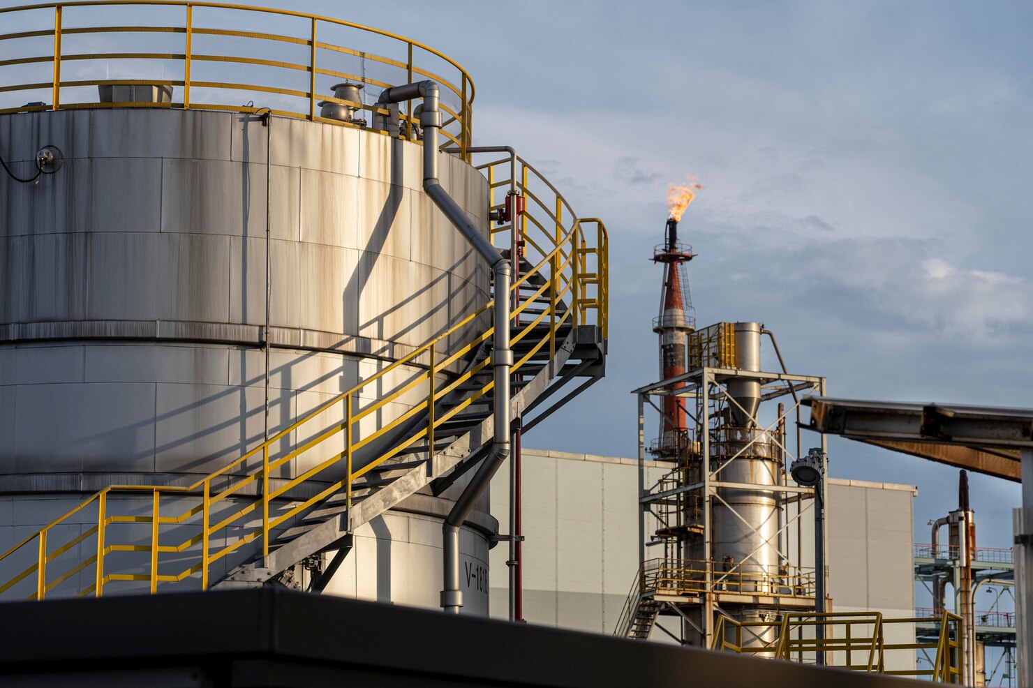 oil china stimulus us stockpile decline