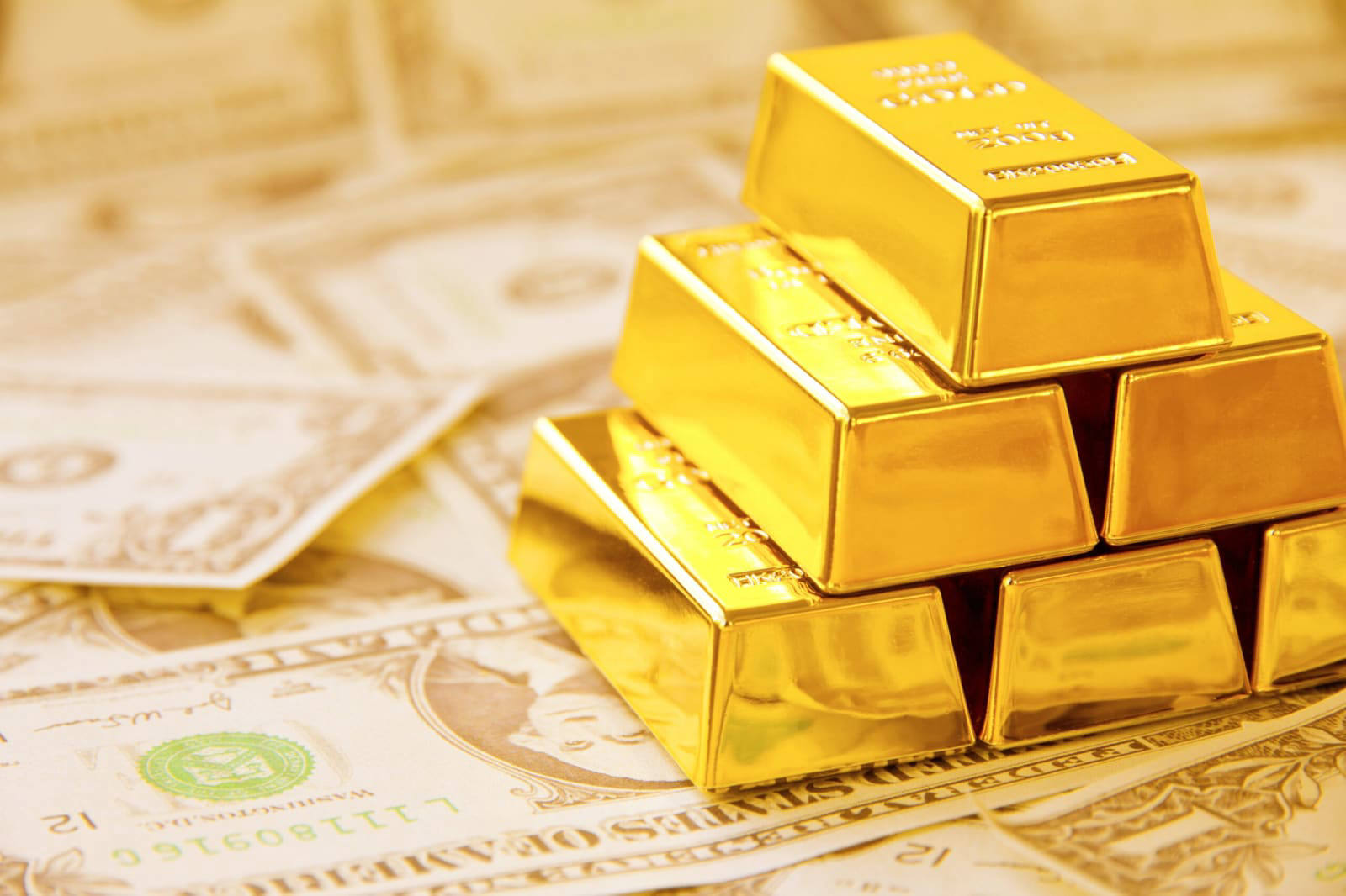 Gold surges to record $3,000 as trade war escalates and dollar weakens